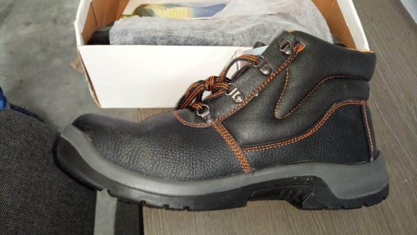 Stocklot work shoes