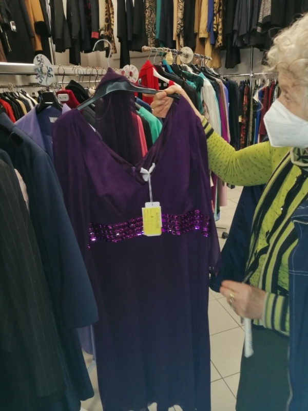 Stocklot cerimonial clothing for men and ladies - Image 9