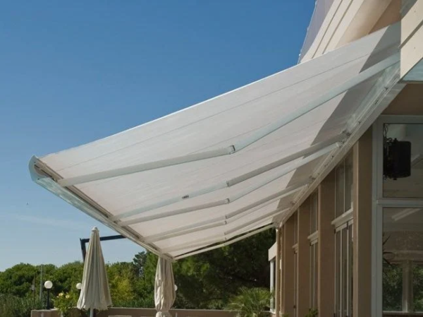Stocklot outdoor awnings and roller blinds - Image 6