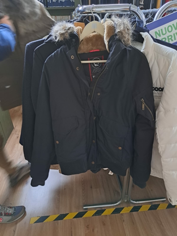Stocklot new and semi used clothing and shoes - Image 6