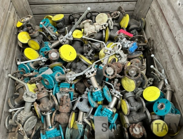 Stocklot of valves, flanges, gaskets, stud bolts and welded fittings - Image 8